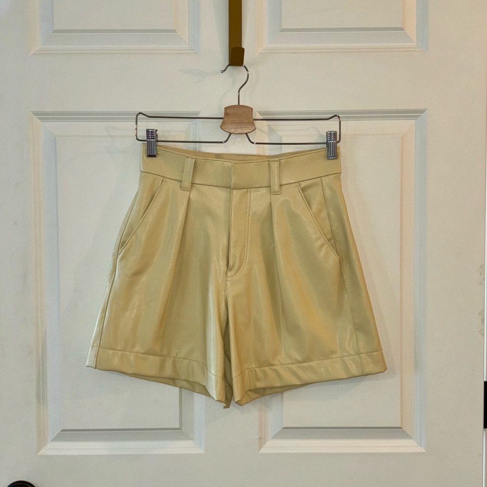 Abercrombie & Fitch 6 Inch Vegan Leather Tailored Shorts